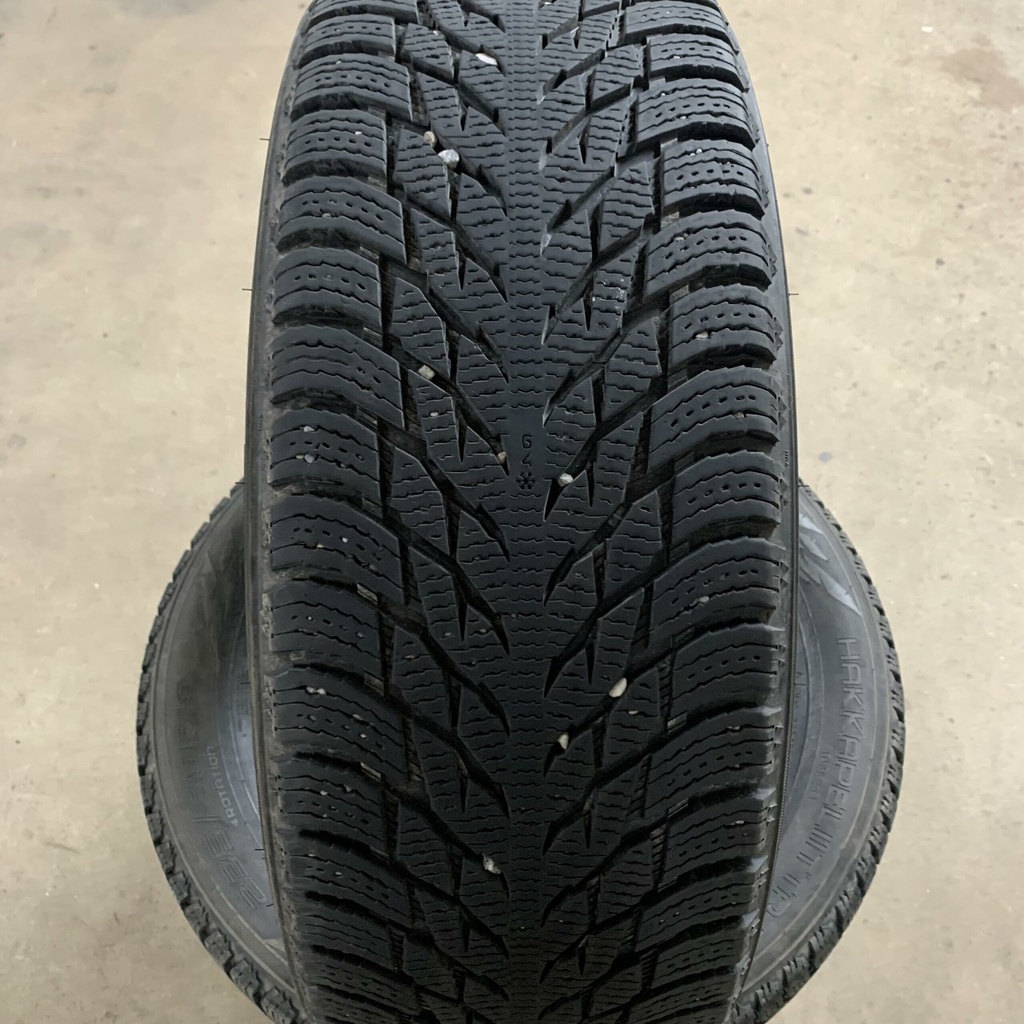 18" - 235/60r18 Nokian Tyres Hakkapeliitta R3 