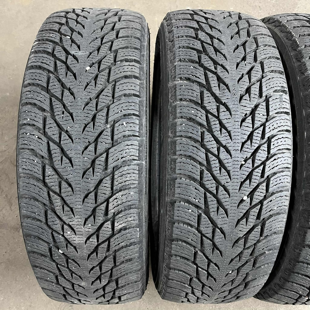 16" - 215/70r16 Nokian Tyres Hakkapeliitta R3 