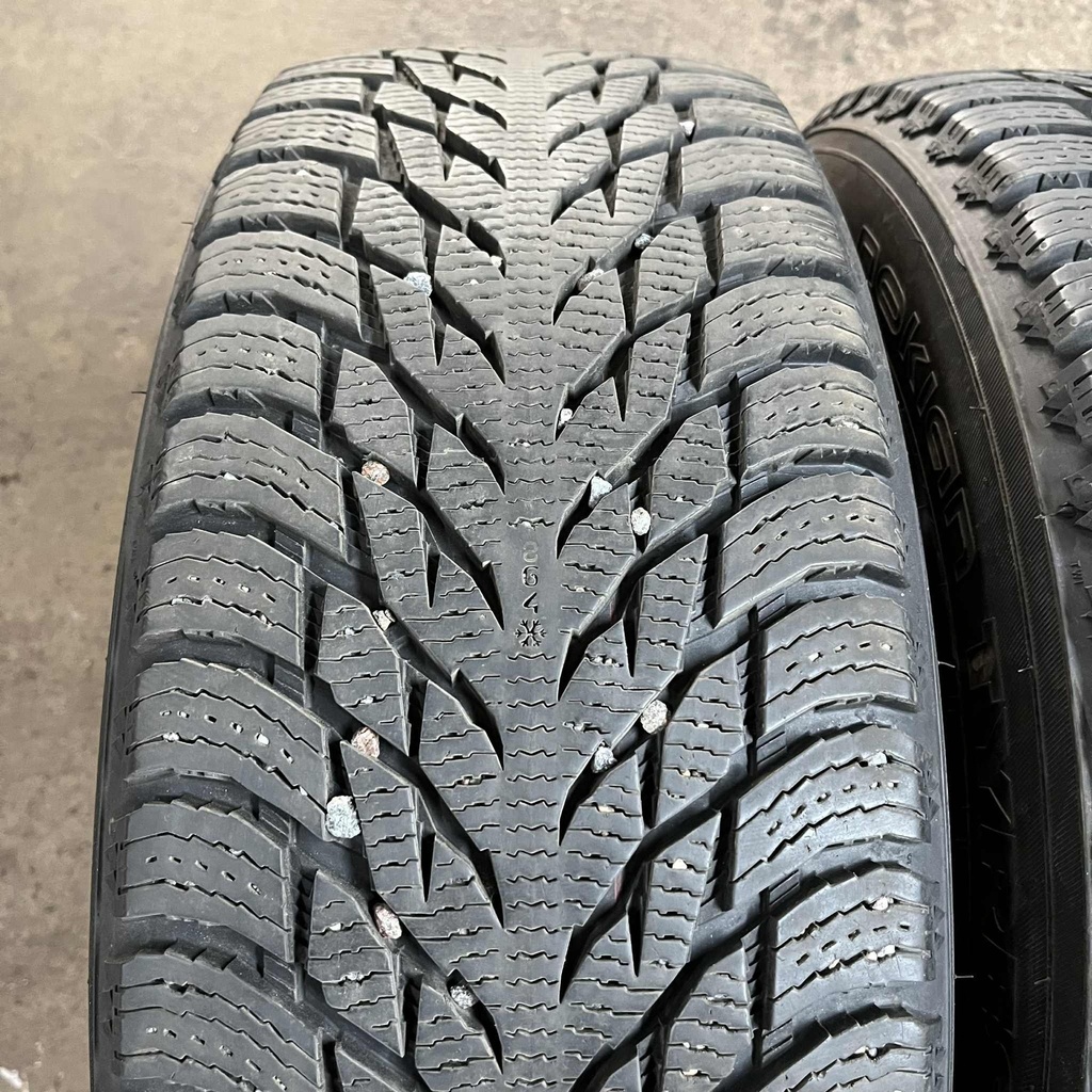 18" - 235/60r18 Nokian Tyres Hakkapeliitta R3 