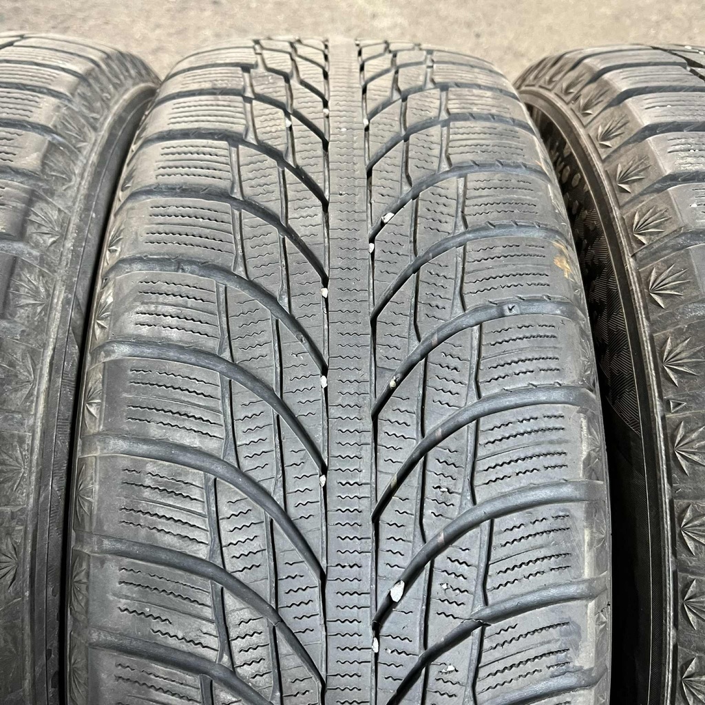 16" - 205/55r16 Kumho WinterCraft Ice Wi51 