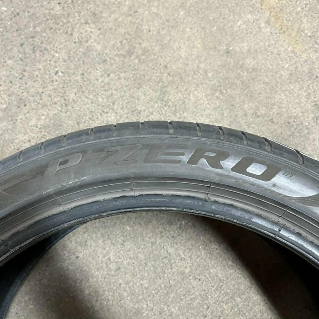 KÄYTETTY 245/40r19 Pirelli P Zero PZ4 (2 kpl)