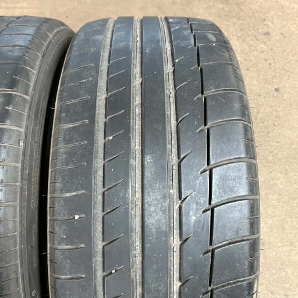 KÄYTETTY 235/40r19 Triangle Sportex TH201 (2 kpl)