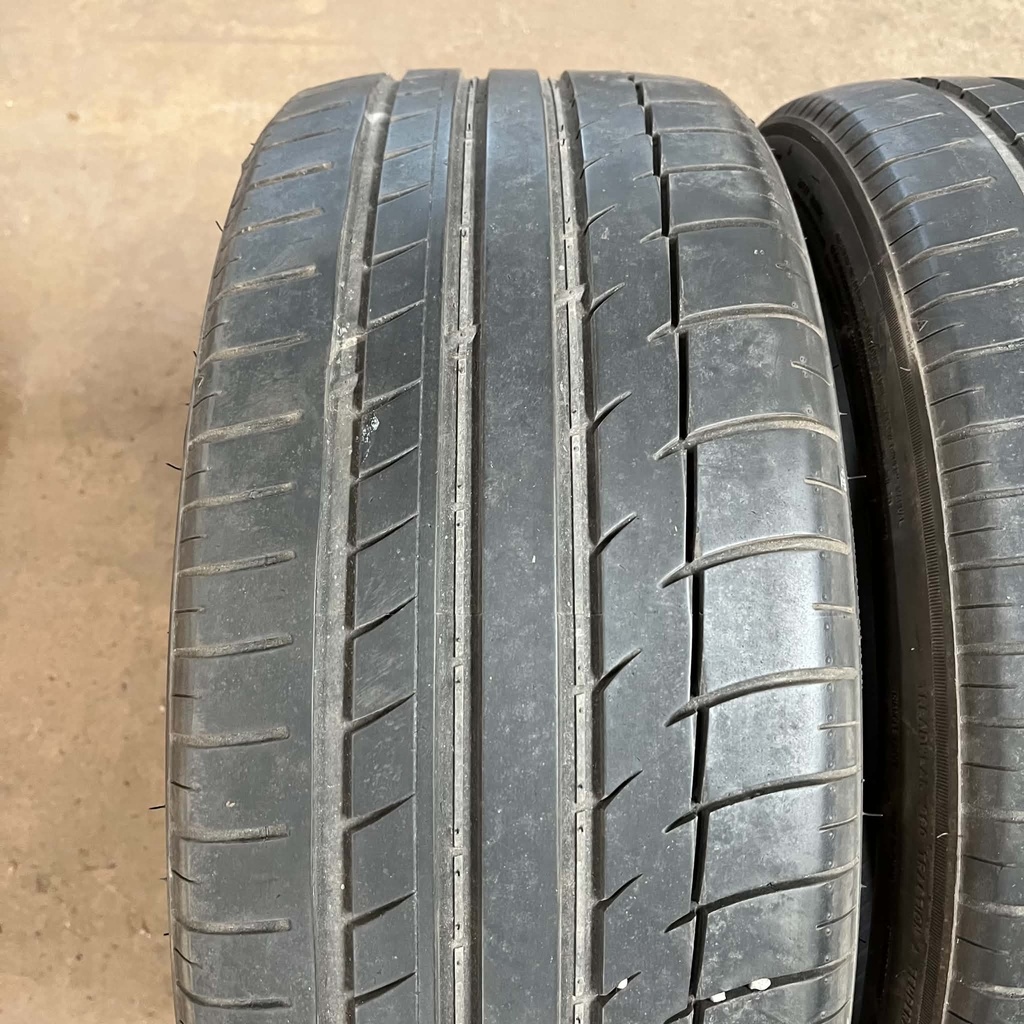 KÄYTETTY 235/40r19 Triangle Sportex TH201 (2 kpl)