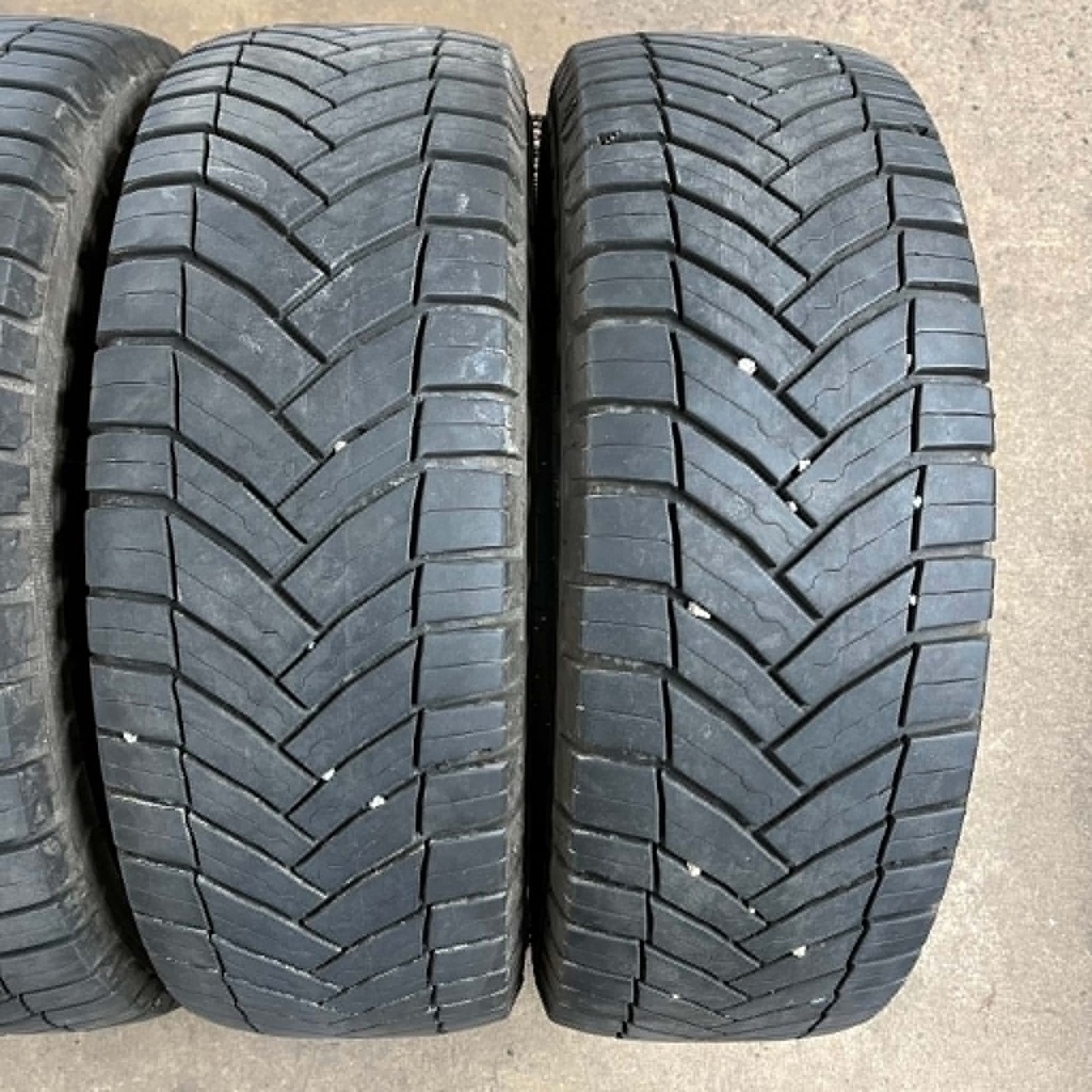 KÄYTETTY 215/70r15C Michelin Agilis CrossClimate