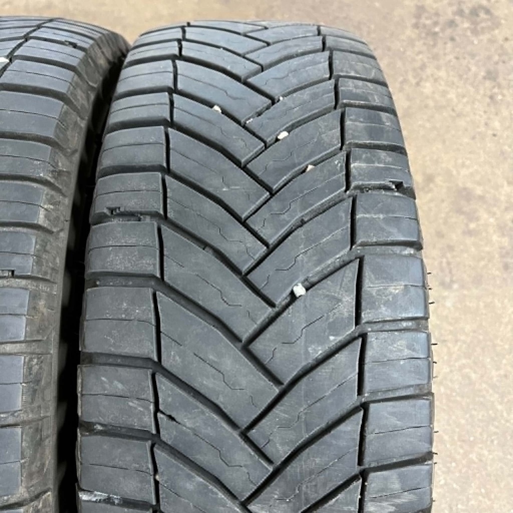 KÄYTETTY 215/70r15C Michelin Agilis CrossClimate (2 kpl)