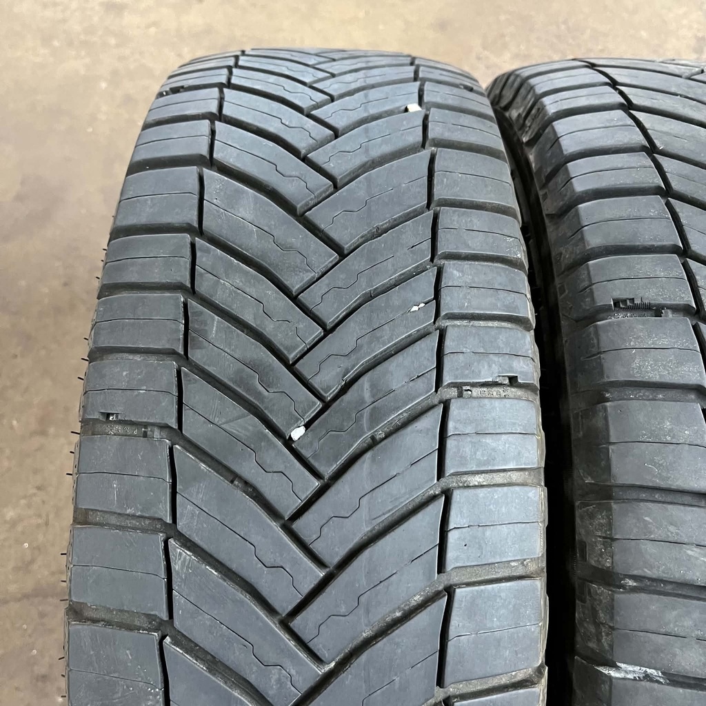 KÄYTETTY 215/70r15C Michelin Agilis CrossClimate (2 kpl)