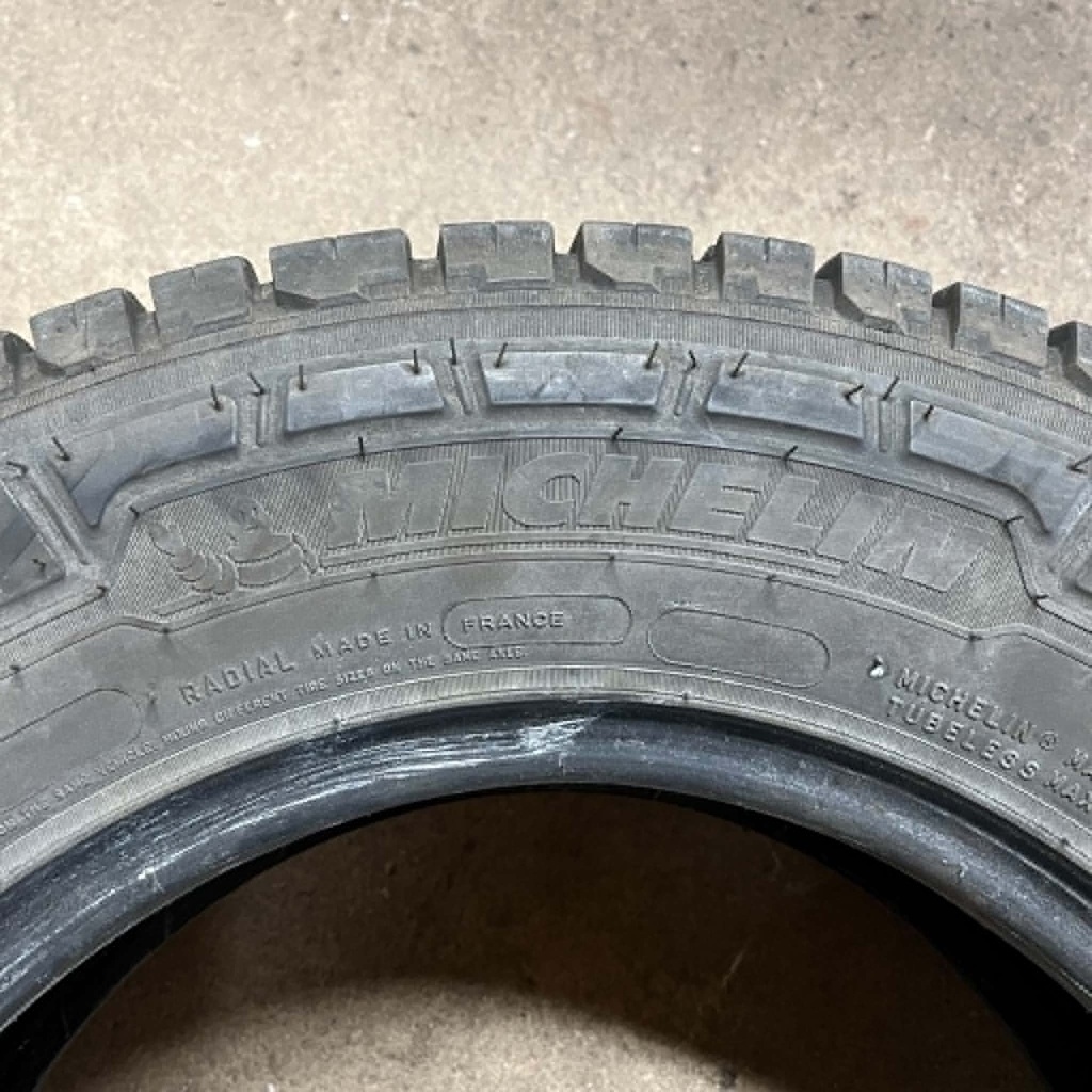 KÄYTETTY 215/70r15C Michelin Agilis CrossClimate (2 kpl)