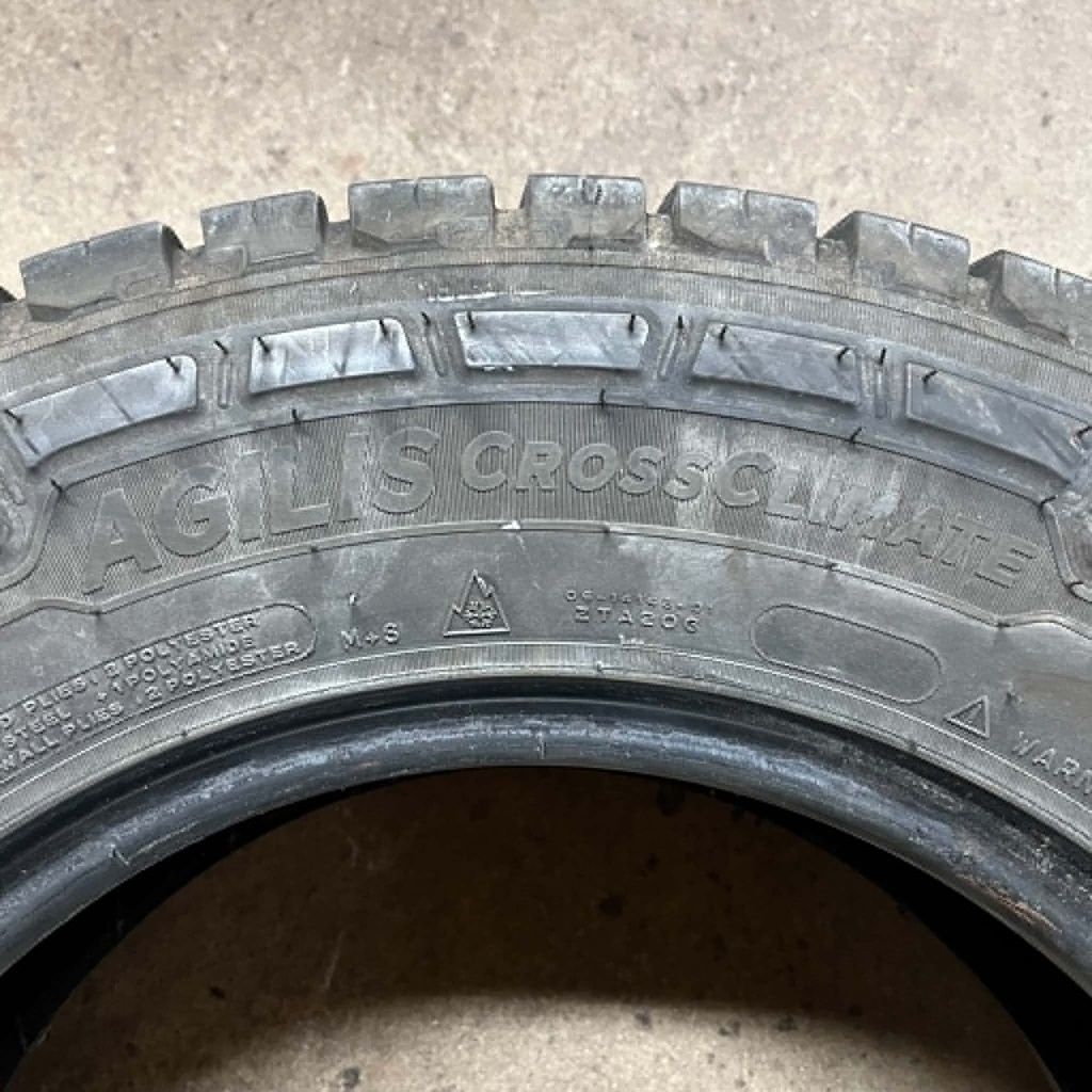 KÄYTETTY 215/70r15C Michelin Agilis CrossClimate (2 kpl)
