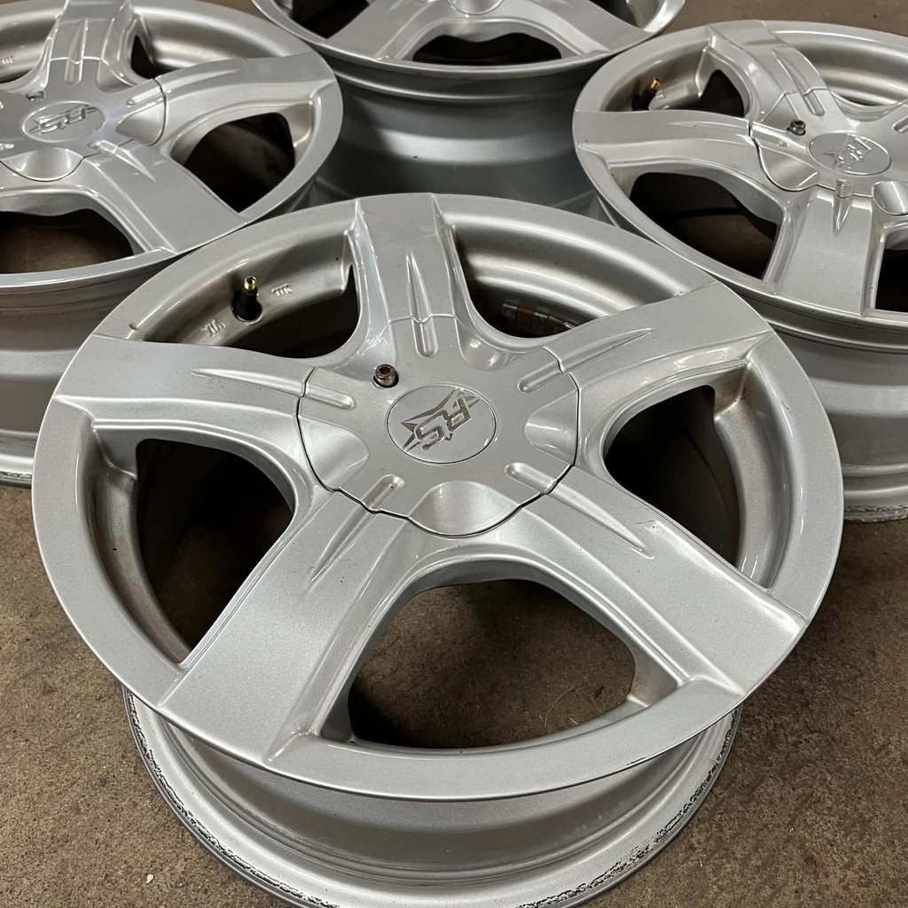 RS BLADE SILVER 6.5×15″ 4/100 / 4x114.3 ET38 CB73 / KÄYTETYT VANTEET